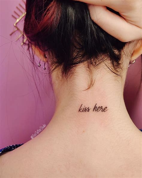 tatuajes de letras en el cuello|tatuaje en el cuello mujer.